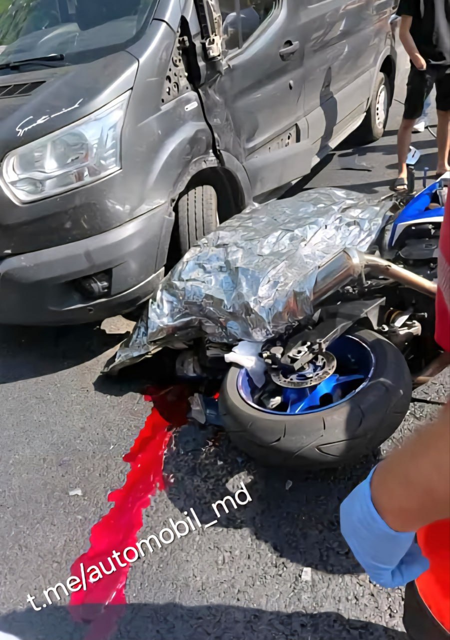 В Кишинёве на улице Ливиу Деляну произошло смертельное ДТП.   41-летний водитель микроавтобуса Ford при выполнении разворота не убедился в безопасности манёвра и столкнулся с мотоциклом, за рулём которого находился 33-летний мужчина. В результате мотоциклист погиб на месте до приезда скорой помощи.  Водитель микроавтобуса задержан на 72 часа, полиция расследует обстоятельства ДТП.    Кишинев Live. Подписаться