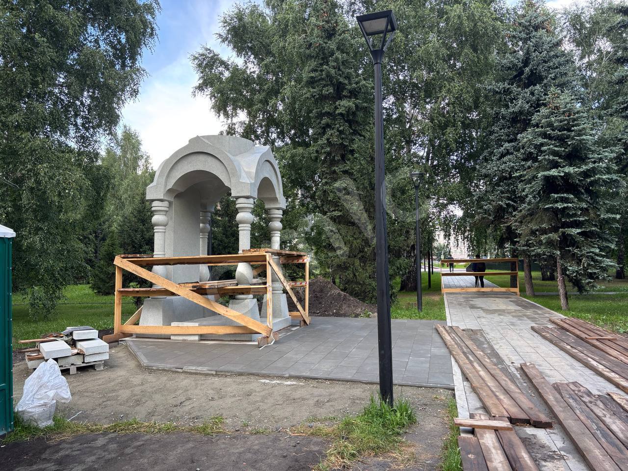На площади Победы начали устанавливать открытую часовню в память о солдатах Великой Отечественной войны.    Элементы часовни — гранитные. С трех сторон часовня высотой высотой 6,4 метра будет окружена плиточным покрытием, а рядом установят лавочки и урны. Также планируется установка декоративных светильников по периметру площадки.   Идею построить часовню на площади Победы предложили ветераны и общественные организации, в мэрии проект поддержали.