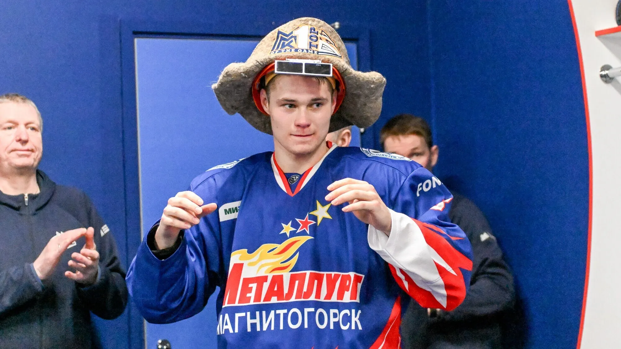 Курс дела Новости Челябинска Роман Канцеров покинул Металлург ради карьеры в НХЛ Спортивный директор клуба Евгений Бирюков отметил что им жаль расставаться с Романом Понимаем почему за основную команду Металлурга форвард выступал с 2023 года Уже в первом полноценном сезоне он помог клубу завоевать Кубок Гагарина 2024 Минувший регулярный чемпионат стал для нападающего лучшим в карьере Канцеров стал лучшим снайпером сезона КХЛ забросив 36 шайб в 63 матчах Всего в Континентальной хоккейной лиге хоккеист сыграл 208 матчей записав на свой счет 140 очков 65 шайб и 75 передач Теперь 21 летний нападающий продолжит карьеру в системе клуба НХЛ Чикаго Блэкхокс который выбрал его на драфте в 2023 году МАТЧ ТВ Курс Дела в МАКС подробнее на канале Курс дела Новости Челябинска