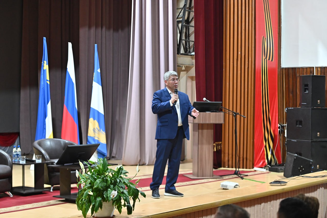 О планируемой дополнительной мере поддержки участникам спецоперации рассказал глава Бурятии Алексей Цыденов во время встречи с жителями в рамках рабочей поездки в Бичурский район На встрече с населением главе поступил вопрос от жительницы села Бичура о проблеме высокой стоимости дров Цыденов дал поручению республиканскому агентству лесного хозяйства организовать поставку дров по цене ниже рыночной для семей участников спецоперации Здесь как и везде в республике идёт рост стоимости дров По объективным причинам снижается объём лесозаготовки меньше уходит лес на экспорт Вся себестоимость ложится в стоимость дров не компенсируется внешними поставками Дал поручение нашему агентству лесного хозяйства организовать силами лесхоза заготовку Это будет не бесплатно но без коммерческой наценки то есть это будет в рамках минимальной себестоимости заявил глава Бурятии