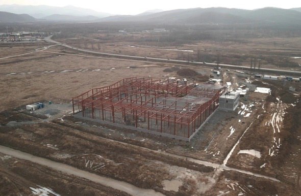 Производство блоков из газобетона начнут в Приморье в 2027 году В Приморском крае компания «АБК ЛИДЕР» построит завод по производству блоков, стеновых панелей и вентиляционных шахт из автоклавного газобетона в статусе резидента ТОР «Большой Камень». Об этом сообщили в министерстве РФ по развитию Дальнего Востока и Арктики. «Мощность производства составит 300 тысяч кв. м продукции в год. Себестоимость газобетона будет вдове ниже рыночной. Начало производства намечено на 4 квартал 2027 года. Объем вложений составляет 1,1 млрд рублей», - уточнили в ведомстве. Завод ориентирован на удовлетворение спроса на продукцию из газобетона в ДФО. Производственная площадка, расположенная в промышленном парке «Большой Камень», будет оборудована современными автоматизированными линиями и системами. Благодаря этому, а также применению налоговых льгот и преференций режима ТОР, себестоимость газобетонных блоков, стеновых панелей и вентиляционных шахт будет в среднем в два раза ниже рыночной.