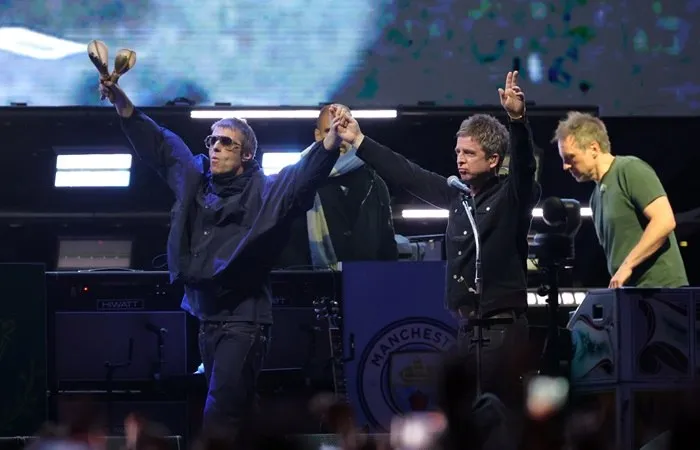 Фил Коллинз Iron Maiden и Oasis вошли в число артистов которые будут включены в Зал славы рок н ролла в 2026 году Список был объявлен в понедельник вечером в эфире телешоу American Idol В итоговый перечень вошли исполнители чья первая коммерческая запись вышла не менее 25 лет назад За кандидатов голосовали более 1200 артистов историков и представителей музыкальной индустрии В перечень также вошли соул джазовая вокалистка Sade Wu Tang Clan Joy Division и New Order Билли Айдол а также Лютер Вандросс чьи альбомы разошлись тиражом свыше 25 млн экземпляров Торжественная церемония состоится 14 ноября в театре Peacock в Лос Анджелесе телевизионная версия будет показана в декабре на каналах ABC и Disney Фото Kevin Winter Getty Images interfaxonline