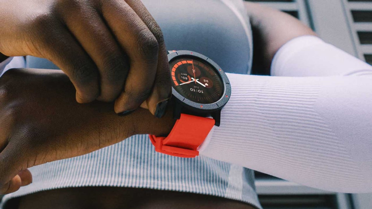 Бренд Nothing CMF представил новинку — смарт-часы Watch 3 Pro, которые лишились своей ключевой особенности — сменных безелей, позволявших менять внешний вид устройства. Новая модель получила увеличенный дисплей: 1.43-дюймовый OLED-экран, который стал на 10% больше по отношению к корпусу по сравнению с предыдущей моделью Watch Pro 2, оснащенной 1.32-дюймовым экраном. Часы доступны в трех цветах корпуса: темно-сером, светло-сером и оранжевом.  Значительно усовершенствована спортивная составляющая устройства. В часах предложено 131 спортивный режим и новый четырехканальный датчик пульса, который обеспечивает более точное измерение. Искусственный интеллект анализирует тренировки и предлагает индивидуальные планы бега с подробной аналитикой.  Часы демонстрируют отличную автономность: до 13 дней в обычном режиме использования и 11 дней с активным трекингом активности. Если включен режим Always on Display, устройство работает 4.5 дня. Полная зарядка занимает 99 минут.