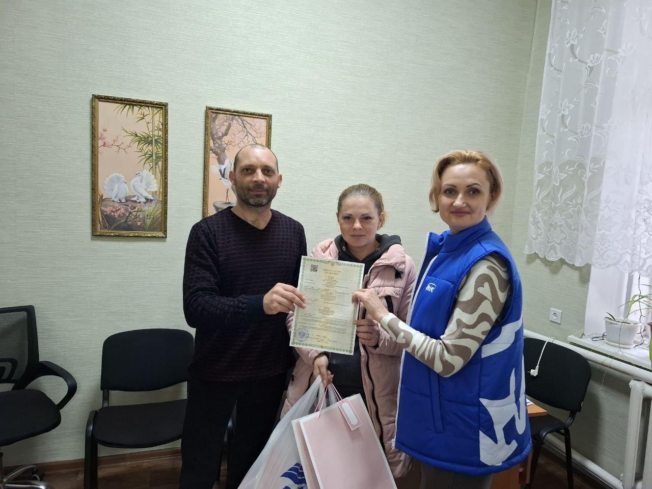 Нижнесерогозким районным отделом ЗАГС зарегистрирована 100 я запись акта о рождении В семье Павла и Ольги Полищук 2 ноября 2025 года родился 4 й ребеночек Девочку назвали Нелли Поздравить счастливых родителей поспешила представитель администрации Нижнесерогозского муниципального округа начальник отдела культуры молодежи и спорта секретарь первичного отделения партии Единая Россия Василенко Наталья Владимировна Наталья Владимировна совместно с сотрудниками Нижнесерогозского районного отдела ЗАГС вручила свидетельство о рождении и памятные подарки родителям подчеркнув важность каждого нового гражданина для Нижнесерогозского района Она отметила что рождение Нелли это не только радостное событие для семьи но и значимое для всего округа ведь дети это будущее Павел и Ольга поблагодарили всех за внимание к их семье и поддержку отметив что рождение дочери стало для них настоящим чудом Сотрудники Нижнесерогозского районного отдела ЗАГС присоединились к поздравлениям пожелав новорожденной Нелли чтоб ее жизнь была наполнена любовью радостью и яркими красками Сотрудники отдела ЗАГС отметили что каждая запись акта о рождении это маленькая история новой жизни и они рады быть частью этих историй и будут продолжать свою важную работу бережно записывая в летопись района новые истории счастливых семей