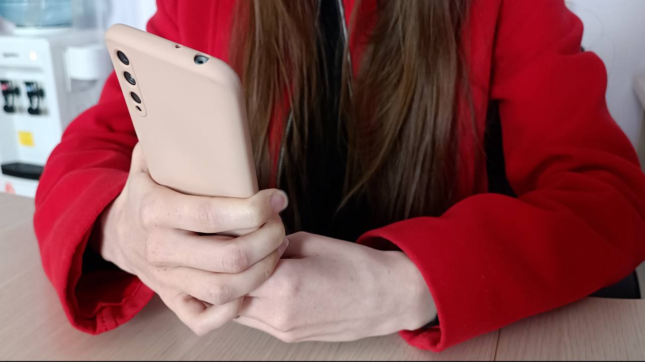 В Краснодаре школьница заплатила мошенникам за спасение родителей более 1 6 млн рублей Аферисты на протяжении 16 дней оказывали психологическое давление на 16 летнюю жертву в мессенджере Сначала ей позвонил лжесотрудник ФСБ и сказал что родителей подозревают в пособничестве терроризму Затем номер девочки передали фальшивым сотрудникам Росфинмониторинга и Центробанка которые убедили её срочно задекларировать деньги родителей чтобы избежать уголовного наказания В результате школьница совершила шесть денежных переводов с трёх банковских карт матери на общую сумму 1 625 493 рубля Выяснилось всё когда мама подростка обнаружила пропажу своего мобильного телефона банковских карт и 16 летней дочери Она нашла дочь идущей к банкомату чтобы совершить очередной перевод мошенникам свои фото видео и истории присылайте нашему боту prostokrd bot Подпишись на наш канал в Telegram MAX