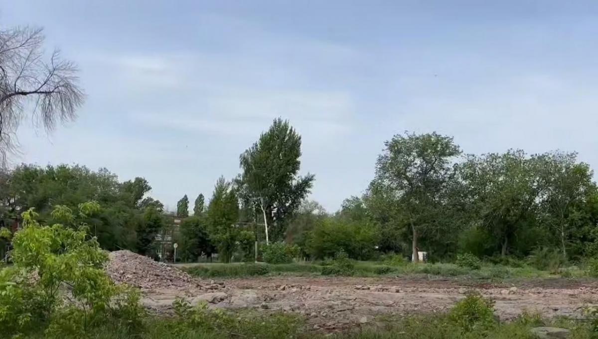 В Летном городке Энгельса ожидается появление экопарка В текущем году стартуют работы по благоустройству освобожденной после сноса аварийного жилья территории в Летном городке Энгельса. Губернатор Саратовской области Роман Бусаргин сообщил в своем Telegram-канале, что там появится экопарк. По словам главы региона, на первом этапе на участке площадью 4,3 гектара, который прилегает к аллее Героев, рабочие высадят свыше 300 деревьев и 2 тыс. кустарников. Там же они создадут тропинки, установят малые архитектурные формы. Кроме того, на территории оборудуют санитарный блок и комнату матери и ребенка. Все эксклюзивы