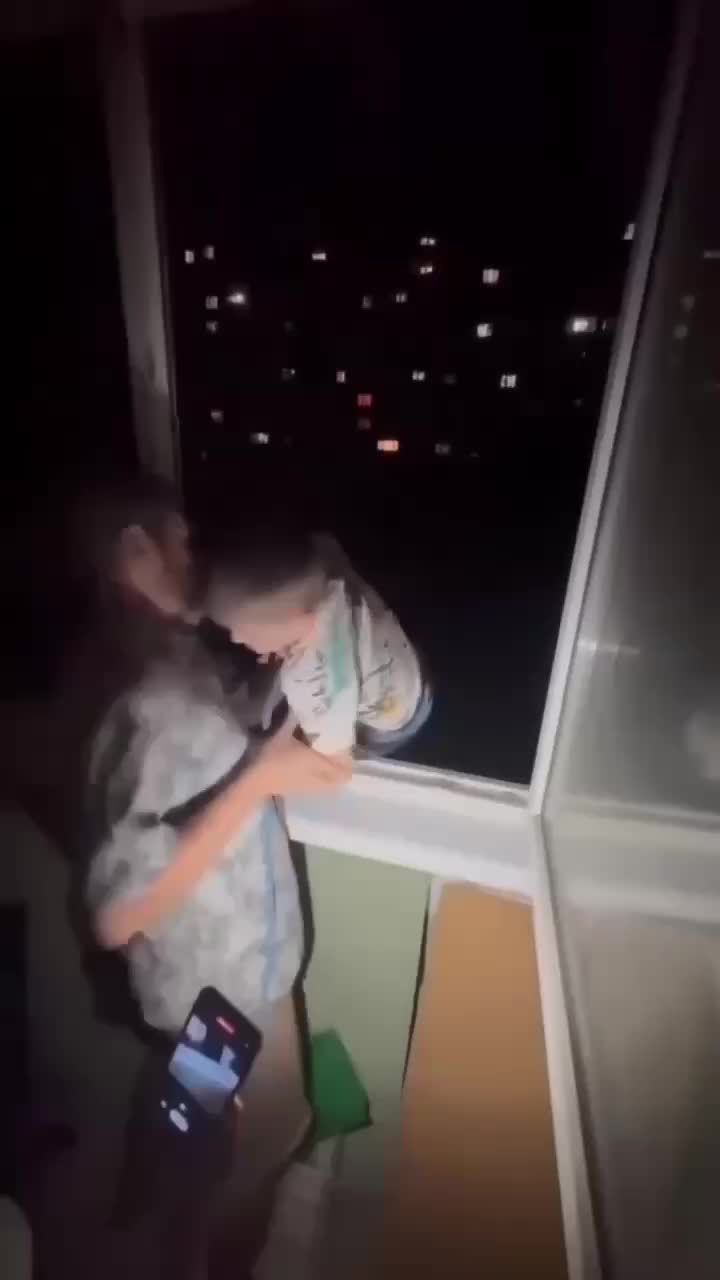 В Воронеже отец пытался спустить сына с балкона седьмого этажа