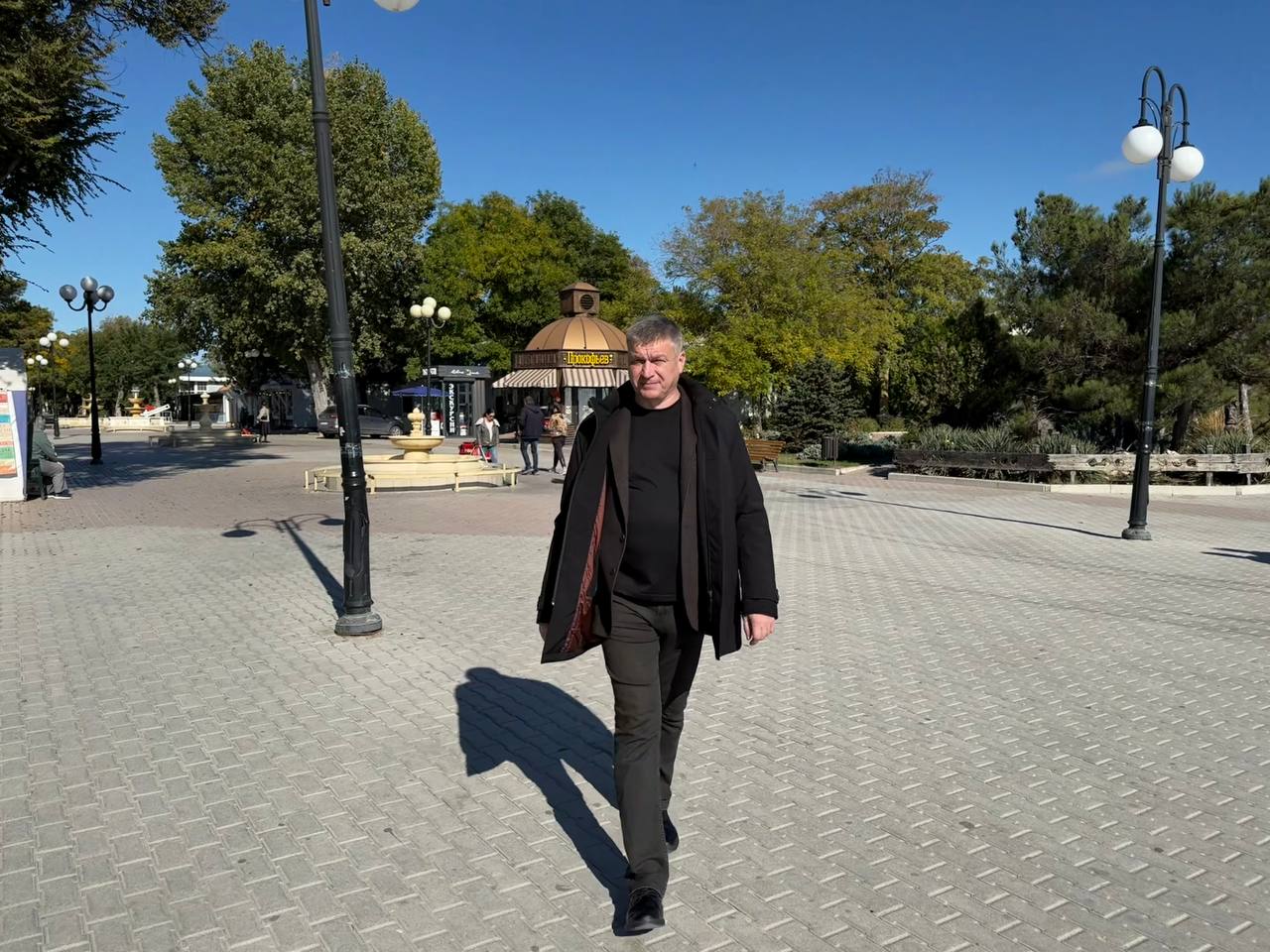 Сегодня во время обхода города проверил саночистку ул Дувановской набережной им Горького парка им Фрунзе Здесь ведутся работы по обрезке аварийных веток и спилу сухих деревьев демонтажу старого плиточного покрытия В рамках запланированного ремонта набережной им Горького будет замена тротуарная плитка бордюры выполнены необходимые работы по наружному освещению в том числе заменены опоры Также проведём автоматический полив установим новые скамейки Плитка которую сейчас демонтируют вывозится на ответственное хранение в МБУ Порядок планируем в дальнем её использовать во время точечных ремонтов тротуарного покрытия в городе и посёлках В курортной зоне чисто за исключением нескольких небольших замечаний по которым поставил соответствующие задачи Александр Юрьев   ТГ   ВК   МАКС Предложить пост