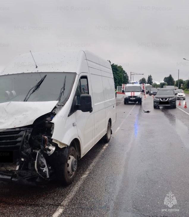 16-летний подросток получил травмы в ДТП на трассе А130  Утром 7 августа на 84-м километре трассы А130 Москва-Малоярославец-Рославль в Жуковском районе «ГАЗ Некст», нарушив дистанцию, врезался в попутный Nissan X-Trail, который остановился перед поворотом налево. По данным управления Госавтоинспекции по Калужской области, травмы получил 16-летний пассажир кроссовера. Он доставлен в больницу.