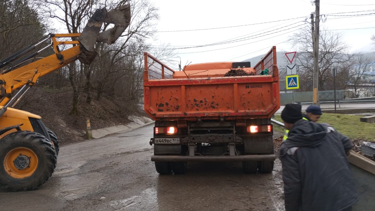 Благоустройство продолжается    На Аллее Славы, которая примыкает к ул. Октябрьской, активно продолжаются работы по благоустройству: подрядчики выложили плитку на дорожке, установили лавочки, скоро начнутся заключительные работы по установке фонарей.     Администрация села приводит в порядок прилегающую территорию. Для проведения работ представитель Фонда «Жизнь Абрау-Дюрсо» Андрей Ермаков выделил трактор. Необходимо выровнять газоны, подсыпать земли для деревьев, убрать ненужную растительность вокруг.     Помимо этого, трактор понадобился и на соседних улицах - Новороссийской и Школьной, на которых была проведена зачистка контейнерных площадок и уборка мусора.