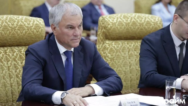 Володин рассказал о законах вступающих в силу в декабре Об изменениях в миграционной политике Теперь у всех иностранцев на границе будут собирать биометрические данные Также для получения ОМС им нужно будет легально проработать в России не менее пяти лет Некоммерческие организации работающие с ветеранами СВО получат господдержку Ужесточается ответственность за преступления против страны Кроме того расширяется онлайн информирование о мерах социальной защиты Подписывайтесь на ПРАЙМ в MAX