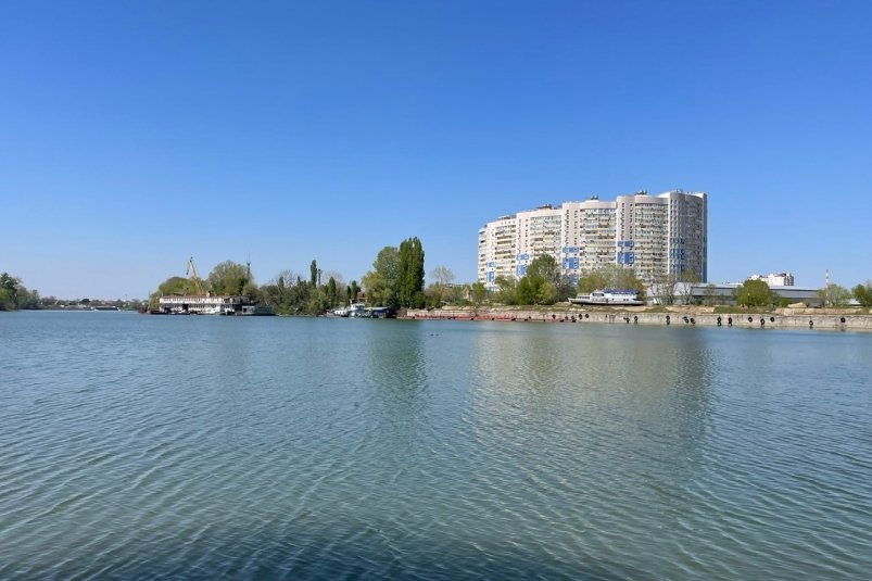 Состояние воды в реке Кубань незначительно улучшилось Река перешла из категории "грязная" в категорию "загрязненная". Отмечается увеличение содержания нитритного азота в последние 3 года на участке реки, расположенном в 24,5 км ниже города возникает из-за деятельности промышленных предприятий . За 2024 год зафиксировали пять эпизодов, когда концентрация нитритного азота в воде превышала установленные нормы в 10-21 раз. KrasnodarMedia Прислать новость