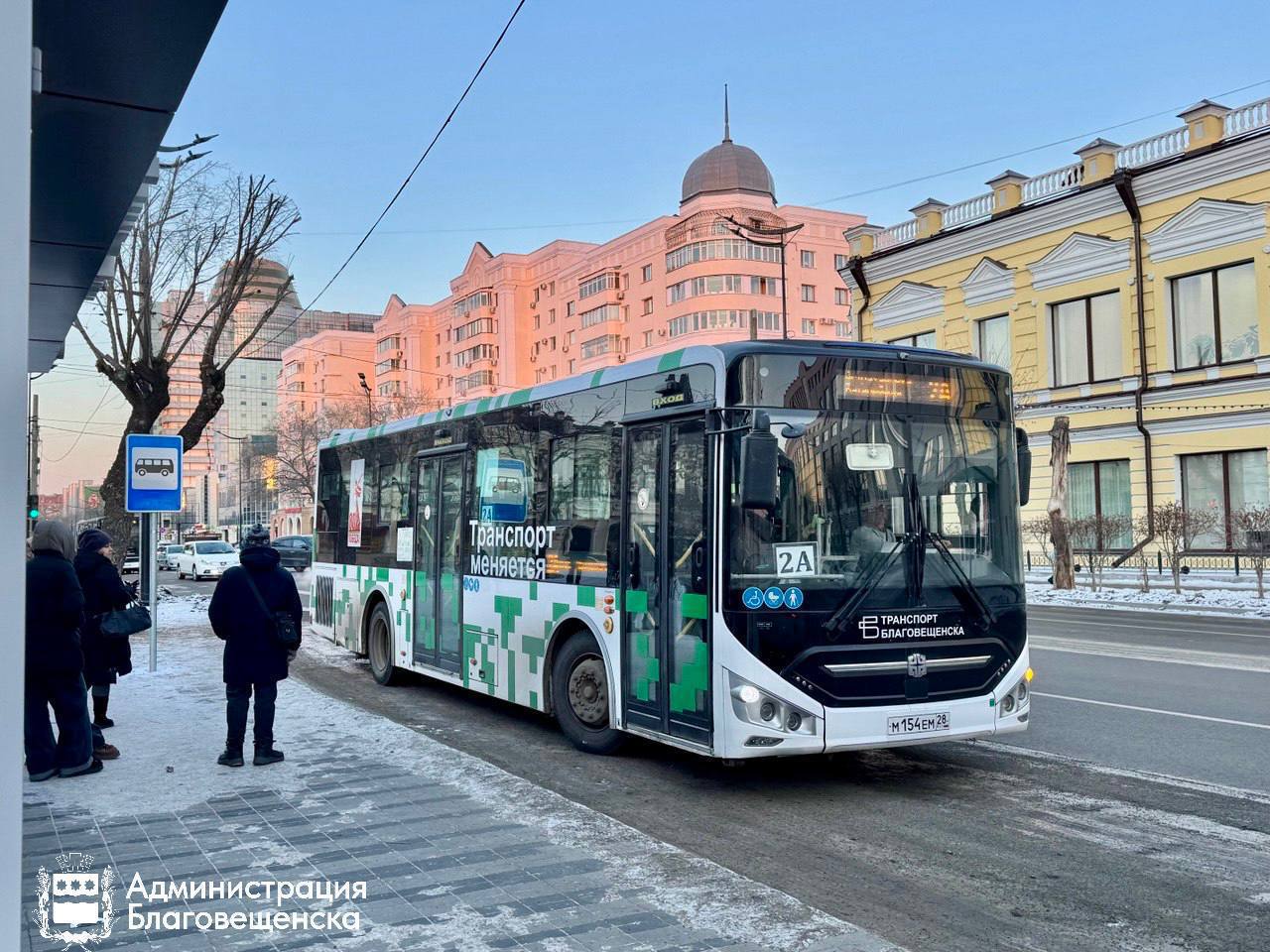 В этом году парк общественного транспорта Благовещенска пополнится автобусами на газовом топливе В этом году Автоколонна 1275 планирует приобрести 24 автобуса на газомоторном топливе 8 единиц большого класса и 16 среднего Ещё 27 автобусов закупят в 2027 году Помимо этого администрация также рассматривает меры стимулирования для частных перевозчиков чтобы и они могли перейти на более экологичный транспорт  Всего же по городу ежедневно курсируют 149 автобусов на которых передвигаются от 70 до 74 тыс пассажиров Автопарк состоит из современных машин средний возраст автобусов составляет не более пяти лет Все автобусы оснащены для комфортных и безопасных поездок Наша главная цель к 2030 году обеспечить 100 газификацию общественного транспорта Для этой цели постепенно запускаем в городе газовую инфраструктуру Так на территории Автоколонны 1275 в 2025 году заработала первая газовая заправка В последующем планируем увеличить их количество подчеркнул заместитель мэра Благовещенска по вопросам экономики Александр Калашников Подробнее на сайте Подписывайтесь на новости Благовещенска в MAX