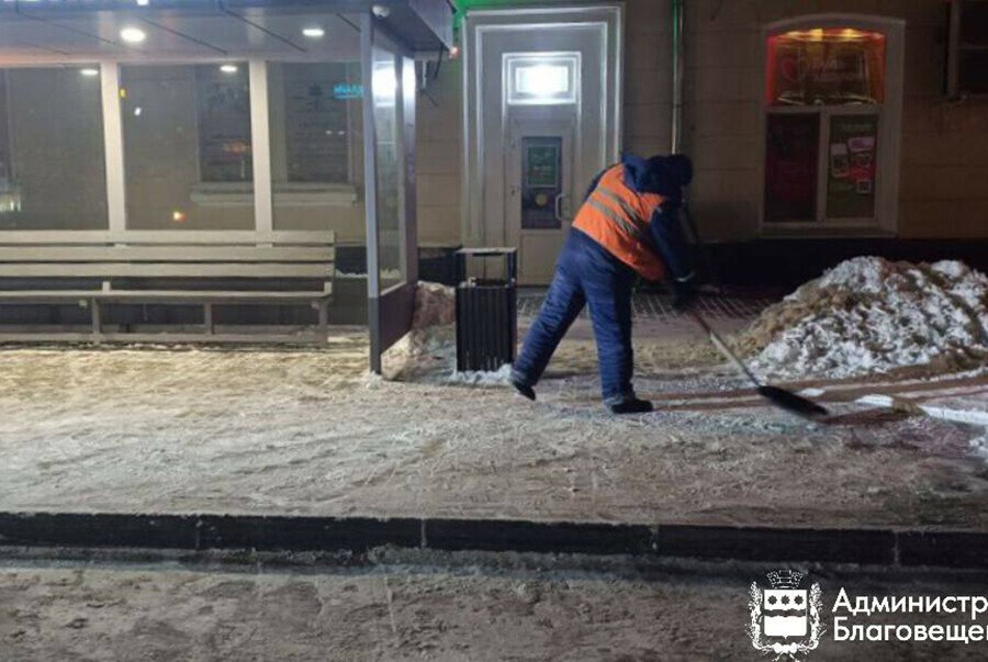Благовещенские автобусы продолжают работать в штатном режиме несмотря на непростую дорожную обстановку Об этом сообщили в мэрии Ежедневно на линии выходит до 151 автобуса по 22 маршрутам Всего же городской общественный транспорт перевозит около 70 000 пассажиров в день Несмотря на разные сложности на дорогах обильные осадки гололёд увеличение потока машин в пиковое время и заторы общественный транспорт продолжает выполнять перевозку пассажиров За это хочется поблагодарить водителей автобусов которые в непростых условиях выполняют свою работу пусть даже с отклонением от утвержденного расписания Просим жителей с пониманием отнестись к возникающим проблемам с выполнением расписания в период сложной дорожной обстановки Мы делаем всё возможное чтобы обеспечить стабильную работу транспорта отметил начальник отдела по организации транспортного обслуживания населения Юрий Грязнов Поддерживать бесперебойную работу автобусной сети также помогает ГСТК Коммунальщики расчищают заездные карманы у остановок от снега и наледи вывозят снег обрабатывают поверхности противогололёдными материалами В первую очередь очищают остановки на магистральных улицах с интенсивным движением а также рядом с социально значимыми объектами школами больницами и так далее После последнего снегопада успели полностью расчистить полсотни остановок Всего их в городе 447 Там где еще не успели убрать снежный накат подсыпают противогололедными материалами Мы задействуем максимальные силы и средства активно привлекаем технику подрядчиков С момента начала последнего снегопада израсходовали 500 тонн противогололедного материала Нужно понимать что это неоднократная работа По одним и тем же маршрутам техника проходит несколько раз Однако автомобили разносят колесами крошку вдавливают ее шлифуют снег поэтому даже на обработанных участках со временем становится скользко Мы не прекращаем активную работу будем работать в усиленном режиме пока не устраним все последствия снегопада отметил директор ГСТК Дмитрий Ященко Как сообщал Amur life накануне в редакцию обратился водитель 44 го благовещенского маршрута Сергей Абрамов и сообщил что 24 декабря водители 12 44 36 11 и 30 маршрутов намерены не выходить на линии из за плохого состояния остановок 24 декабря редакция связалась с Сергеем Абрамовым чтобы уточнить работают ли они Мы вышли на маршруты потому что начальство позвонило и сказало что посыпали остановки И правда посыпали и на Горького и даже на КПП то есть в отдаленных районах Раньше было невозможно ни тронуться ни остановиться на остановке Люди падали в автобусах Но вчера уже после 8 ми вечера было видно что зашевелились ехали и сыпали на остановках Повторюсь даже отдаленные районы посыпали на удивление рассказал водитель