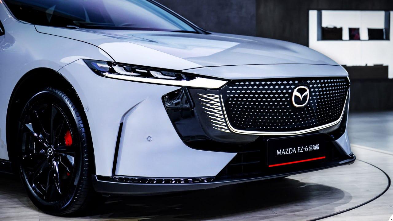 Mazda представила бюджетный спортивный седан EZ-6 Sport Edition за 1,8 млн рублей. У новинки агрессивный внешний декор, интерьер с отделкой из алькантары и привлекательная цена. Варианты — гибрид на 215 л.с. и электромобиль мощностью 255 л.с.