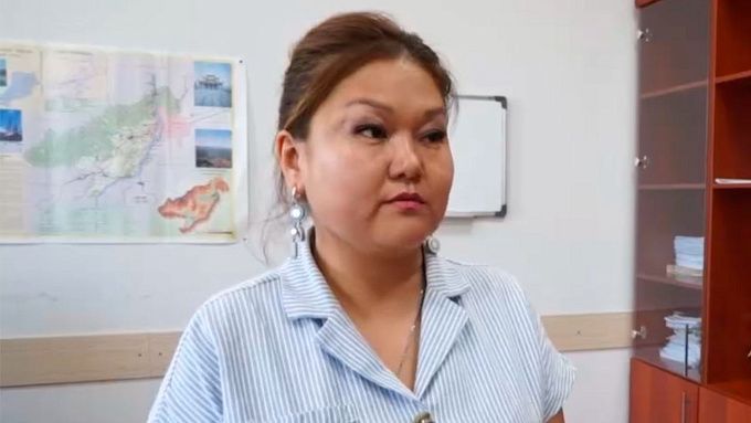 Замглавы района Бурятии продлили домашний арест Замглавы Иволгинского района Оксане Дымбрыловой продлили домашний арест на месяц Такой же срок проведут под стражей и два других фигуранта дела Об этом на последнем заседании требовал следователь Иволгинский районный суд удовлетворил ходатайство Напомним чиновницу подозревают в получении взятки в крупном размере По версии следствия в марте состоялся конкурс на ремонт дороги в селе Ошурково за 36 млн рублей Замдиректора МАУ Иволга предложил Дымбрыловой 300 тысяч рублей от коммерческой организации за заключение контракта В итоге следствие объединило уголовные дела в одно производство На судебном заседании суд учёл тяжесть обвинения и удовлетворил 3 ходатайства о продлении срока задержания до 26 ноября В ответ на судебное постановление адвокаты обвиняемых подали апелляции   Канал Ариг Ус в MAX