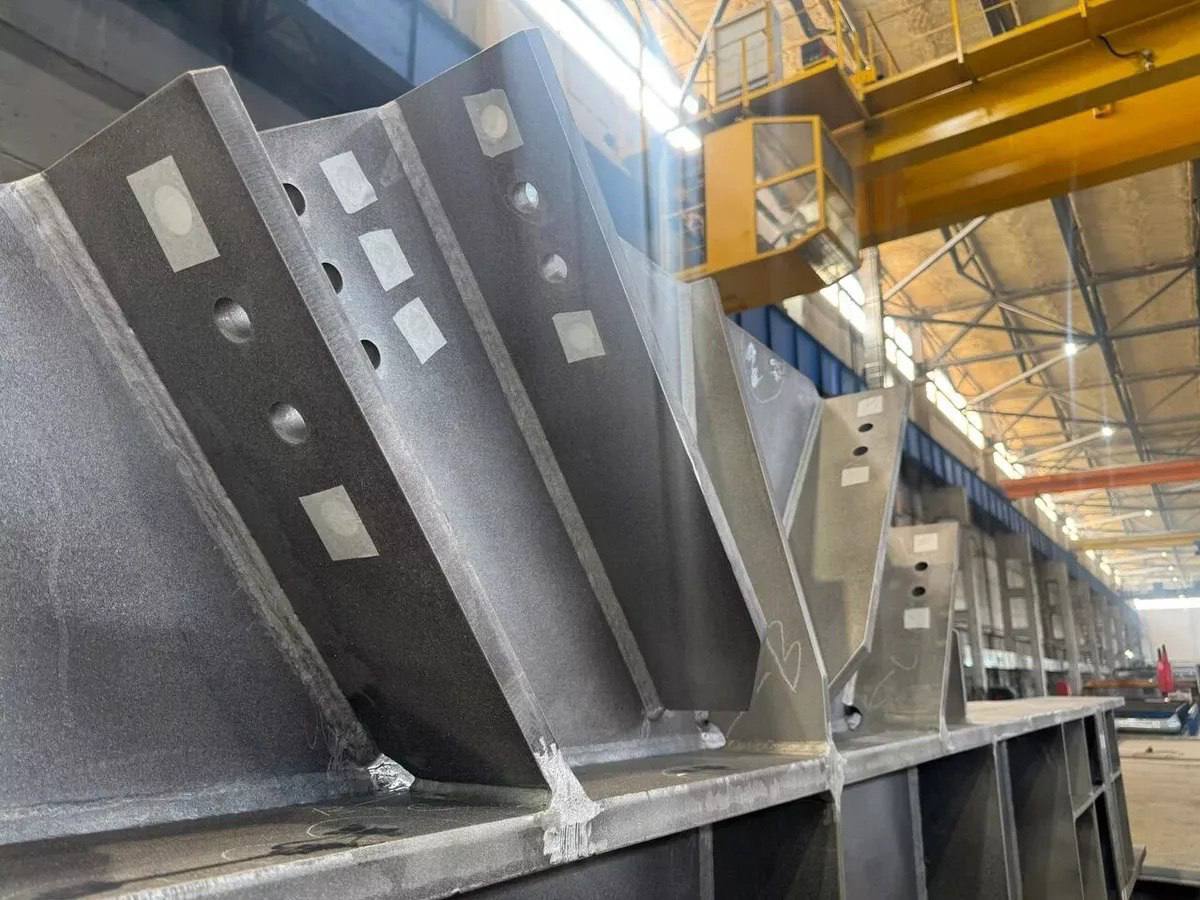 EVRAZ STEEL BUILDING завершил поставки металлоконструкций для модуля сжижения природного газа на Северо Западе РФ В конце 2025 года компания завершила отгрузки металлоконструкций для модуля СПГ объекта федерального значения так называемой этажерки предназначенной для размещения тяжеловесного оборудования Общий объем поставленных конструкций превысил 4000 тонн Ключевой особенностью проекта стала сложность изготовления несущих колонн и балок толщиной до 100 мм В производстве металлоконструкций участвовали восемь заводов Центрального федерального округа В сжатые сроки был обеспечен комплекс работ от разработки документации до поставки металлоконструкций Этот опыт подтверждает что EVRAZ STEEL BUILDING способен закрывать самые сложные задачи российских промышленных объектов и тем самым двигать рынок металлоконструкций вперёд отметил управляющий директор EVRAZ STEEL BUILDING Максим Беденко Подробнее по ссылке новости