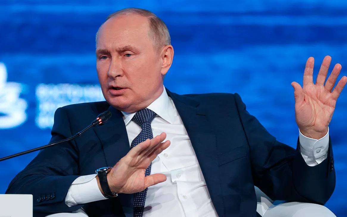 Путин сообщил, что обычно просыпается без будильника. Тем не менее, порой он просит «ребят» позвонить ему, если возникает что-то важное. «Иногда ребята звонят. Если дело действительно срочное — я прошу адъютантов позвонить. Но в основном я просыпаюсь сам», — подчеркнул президент.