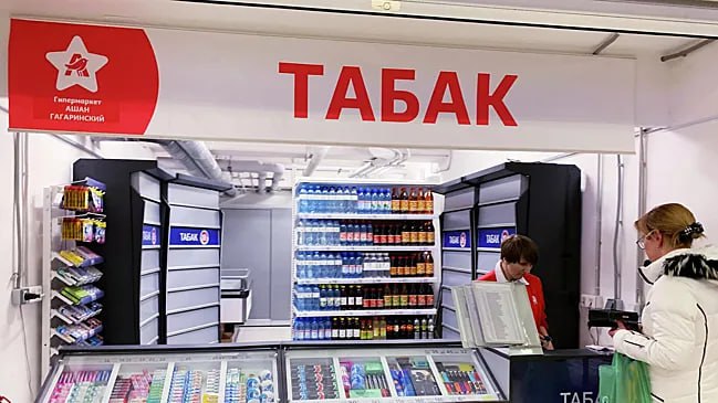 Росалкогольтабакконтроль  РАР  предложил ввести лицензирование для продаж табачной продукции и товаров с никотином, сообщают «Известия» со ссылкой на источник.  Как напоминает издание, с июля 2023 года действует закон «О госрегулировании производства и оборота табачной продукции…», легализовавший новые правила работы производителей и продавцов сигарет. Новые нормы обязали изготовителей получать лицензию на свою деятельность, что принесло бюджету страны дополнительные 42 миллиарда рублей.  РАР уже направил предложение о новой лицензии в Минпромторг. В случае одобрения нормы, продажи продукции будут запрещены без одобрения регуляторов.  Аналогичные правила на данный момент действуют и для рынка спиртных напитков, поскольку торговля и рестораны получают лицензии на свои магазины и заведения общепита.