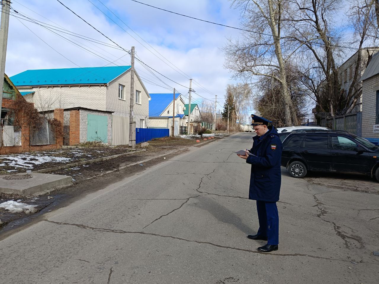 Прокуратура Заволжского района г.Ульяновска проводит проверку исполнения законодательства о безопасности дорожного движения.     Существенное внимание уделяется вопросам состояния дорог и тротуаров, в особенности возле объектов социальной сферы.     По результатам проверки будут приняты необходимые меры прокурорского реагирования.