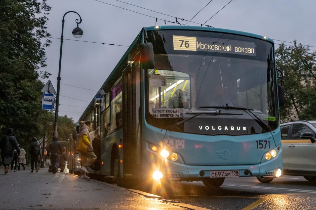 В Петербурге утвердили стандарт транспортного обслуживания пассажиров  Как рассказала пресс-служба Смольного, установлены стандарты доступности, безопасности, комфорта и экологичности общественного транспорта. Пешеходная доступность остановок будет оцениваться от объектов здравоохранения и социального обслуживания. Кроме того, посчитают расходы горожан на поездки и средний интервал движения транспорта в часы пик.  К 2029 году время поездки с трудовыми целями должно занимать не больше 56,8 минуты, а средний интервал движения наземного транспорта в часы пик — до 12 минут, вместо текущих 14,5 минуты. Чтобы обеспечить комфорт пассажиров, на улицах будут оборудовать остановки с павильонами ожидания и информационным оборудованием.