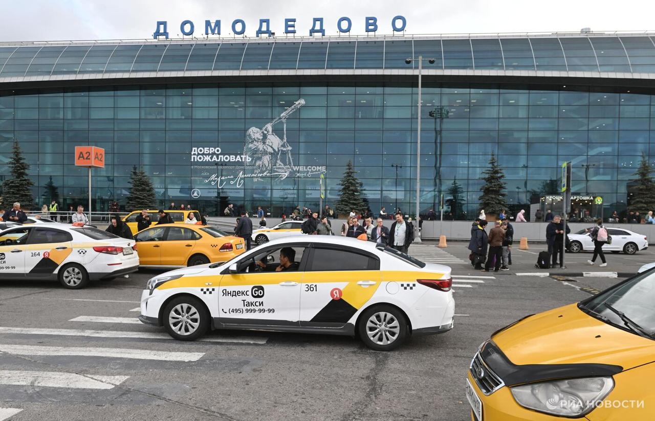 Из аэропорта «Домодедово» массово бегут работники после того, как аэропорт перешел в собственность государства.   Несколько недель назад новый управляющий давал интервью об отмене «крепостного права» в аэропорту  С приходом государства и нового управления сотрудникам аэропорта объявили, что с июня им будут начислять только 20% зарплаты, а остальное признали «премиями».   После этого, по словам сотрудников, уволились около 200 работников, большинство из которых работали на «Эрпорт Менеджмент Компани Лимитед»  управляющая компания , на которую в первую очередь распространили новый формат расчета зарплат.   Оставшиеся сотрудники аэропорта написали обращения в Генпрокуратуру, администрацию президента и администрацию Подмосковья.  24 июля новый управляющий Андрей Иванов давал интервью для «РБК», в котором заявил: "Крепостное право" в аэропорту "Домодедово" было отменено с приходом Российской Федерации в собственники авиагавани.   Существование крепостничества во время управления предыдущих собственников Иванов обосновал так: Меня искренне поразила карательная система, которая обслуживала этот аппарат. Более тысячи разновидностей бесконечных штрафов, избыточные регламенты, методики, порядки, свои законы, так называемые суды следователей.  Крепостного права при государстве не будет, и штрафов не будет, да и зарплаты тоже не будет.