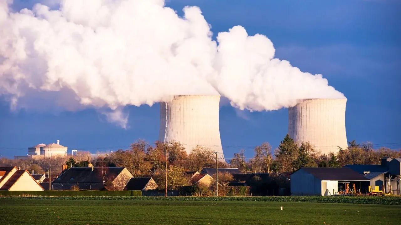 Правительство Казахстана утвердило строительство второй АЭС В Казахстане утвердили возведение второй атомной станции в Жамбылском районе Алматинской области Соответствующее постановление размещено на сайте Информационно правовой системы нормативных правовых актов Республики Казахстан Правительство постановило принять решение о строительстве ядерной установки Вторая атомная электрическая станция и районе строительства ядерной установки Жамбылский район Алматинской области говорится в документе Южная служба новостей