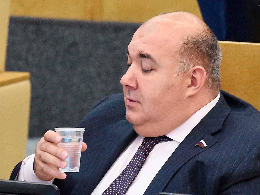 Бывший депутат Госдумы Юрий Напсо сообщил что его семья живет в гараже для лодок в Сочи Это заявление он сделал после того как Никулинский суд постановил выселить его из служебной квартиры в Москве По словам Напсо его семья состоящая из четырех детей и 85 летней матери уже несколько лет вынуждена ютиться в сочинском гараже когда находится в городе Другого подходящего жилья у них нет Сам Напсо около двух лет живет в ОАЭ Ранее Госдума досрочно прекратила его полномочия установив что он отсутствовал на работе без уважительных причин почти 2 года В мае Верховный суд отклонил его иск об отмене этого решения Кубанские Новости   Мы в MAX