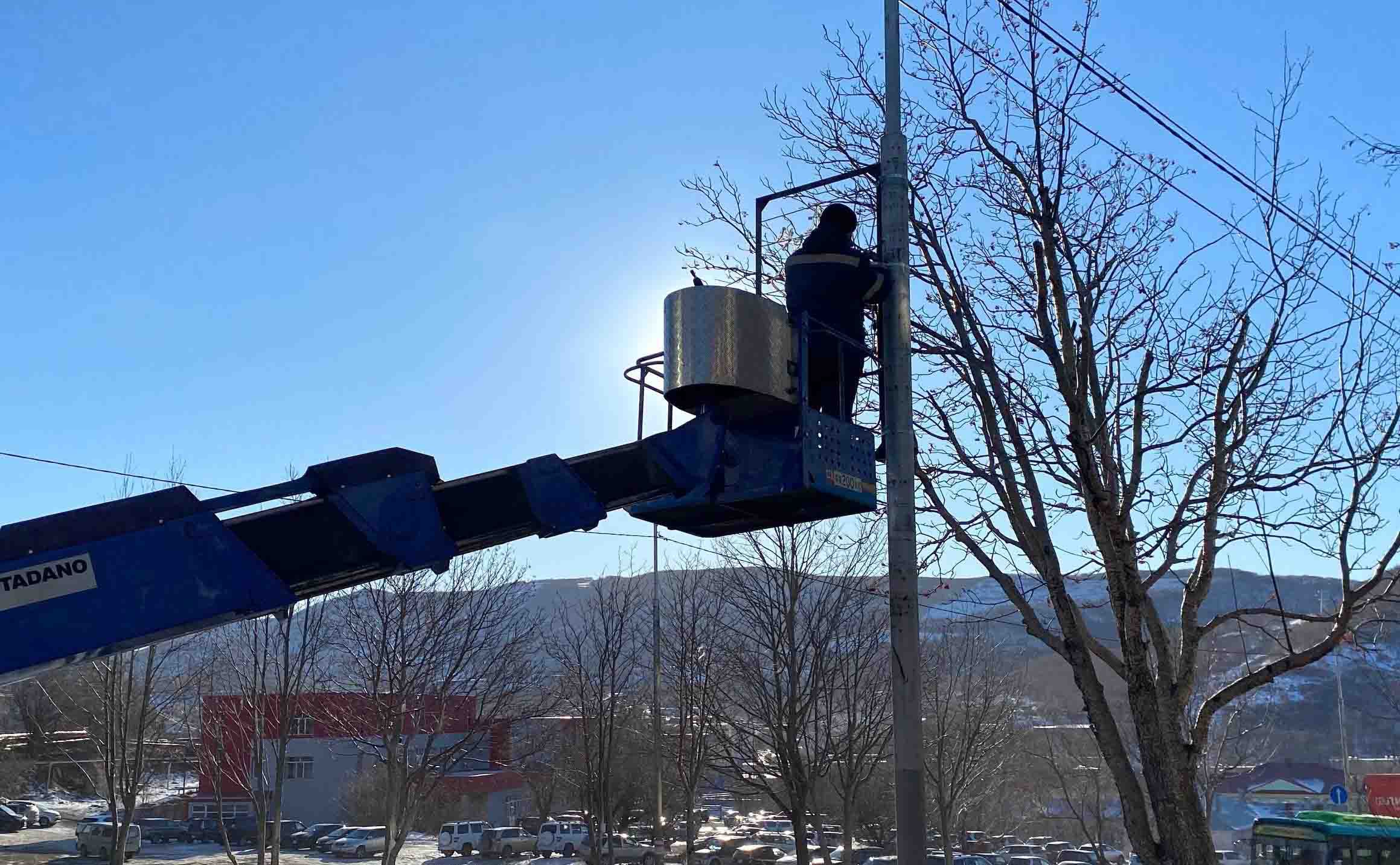 Световые консоли украсят улицы Петропавловска Их установку планируют завершить в начале декабря Краевой центр продолжают готовить к Новому году Служба благоустройства занимается монтажом тысячи световых консолей После их подключения которое будет проводиться поэтапно улицы города наполнятся атмосферой праздника и волшебства передаёт ИА Камчатское время Подробности по ссылке   kamtime ru article e9b7679c 304f 4ddf 9162 0c49663dd0fc Предложка МАХ