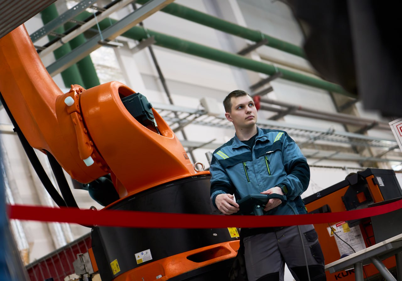 Новые центры развития промышленной робототехники откроются в Томске Самаре и Фрязино Они появятся на базе компаний Тесвел VPG LaserONE и Томского государственного университета и получат гранты Минпромторга России в размере 208 3 млн руб Новые центры войдут в сеть из шести уже созданных по стране Конкурс прошёл в рамках нацпроекта Средства производства и автоматизации оператор наш Центр развития промышленной робототехники