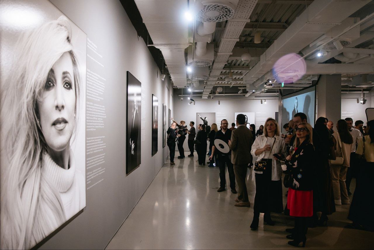 Фотовыставка «Женщина: путь от мечты к вершинам» открылась в Москве   Женщины — олицетворение силы, стойкости и вдохновения. В преддверии 8 Марта Комплекс социального развития Москвы совместно с арт-пространством SISTEMA GALLERY открыли выставку, посвящённую героиням, которые реализовались в различных областях жизни.  «Наш фотопроект о женщинах, которые делают мир лучше и добрее – от олимпийских чемпионов до учителей, врачей и филантропов. Все они признанные профессионалы, доказывающие это своим ежедневным трудом», – подчеркнула вице-мэр Анастасия Ракова.  16 портретов — 16 историй: каждая женщина — пример того, как упорство, талант и вера в себя приводят к вершинам. Фотографом проекта выступил Михаил Пешков.  В рамках открытия генеральный информационный партнёр, digital-издание PEOPLETALK, представил авторский проект «Вселенная  сущ. жен. род ».  Посетить фотовыставку могут все желающие!   7–21 марта   SISTEMA GALLERY   Вход свободный    Московское образование