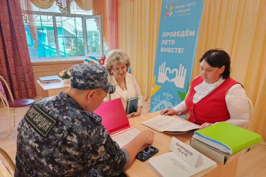 В Чебоксарах завершилась приëмка детских садов к новому учебному году. Вопрос комфортного и безопасного пребывания детей находится на особом контроле Главы Чувашии Олега Николаева. С 28 июля по 4 августа межведомственная комиссия проверила соблюдение антитеррористической и пожарной безопасности. Оценке подверглись также состояние материально-технической базы зданий, функциональных помещений, подготовка к отопительному сезону, соблюдение условий по охране труда, санитарных требований. Отметим, что дошкольные организации успешно прошли важную процедуру оценки готовности к новому учебному году.