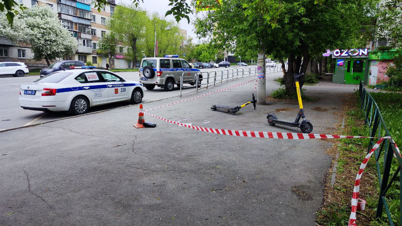 В Челябинске ребенок на арендованном электросамокате сбил пенсионера ДТП произошло сегодня утром на тротуаре около дома № 24 по улице Калинина. В результате 65-летний мужчина получил травмы. Пенсионера доставили в больницу. Сейчас устанавливаются все обстоятельства произошедшего. Электросамокатом управлял мальчик 2012 года рождения. На месте ДТП работают сотрудники ГАИ и инспектор по делам несовершеннолетних. В Госавтоинспекции напомнили, что в Челябинске арендованными электросамокатами могут пользоваться только лица старше 16 лет.