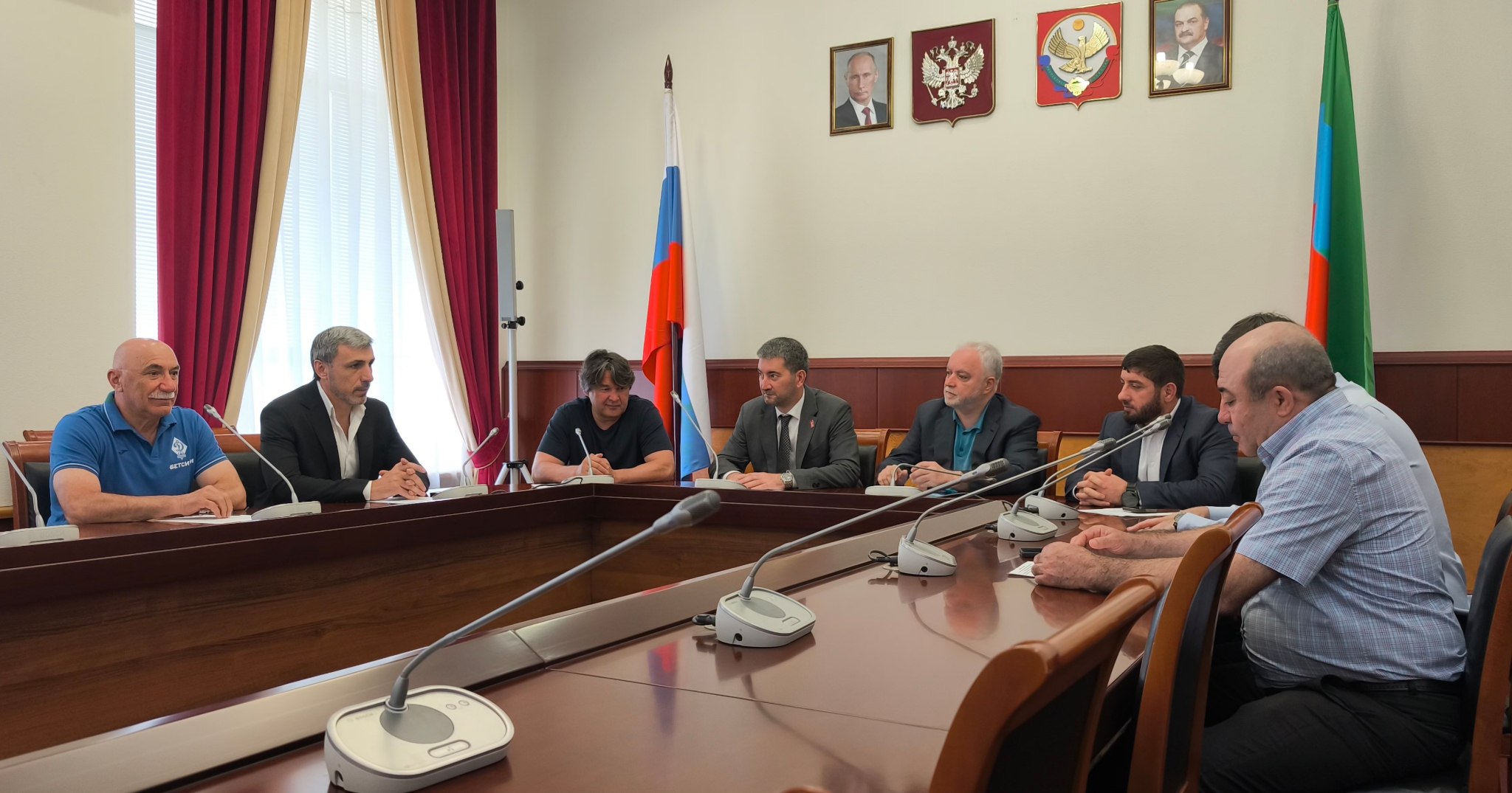 Минэнерго Дагестана окажет необходимое содействие в реконструкции учебно-тренировочной базы футбольного клуба «Динамо Махачкала» Об этом рассказал министр энергетики и тарифов региона Марат Шихалиев. На базе гостиницы «Приморская» прошло совещание с участием и.о. директора филиала ПАО «Россети Северный Кавказ» – «Дагэнерго» Магомедшапи Шапиева, генерального директора АО «Дагнефть» Муслима Гиндиева, гендиректора ФК «Динамо Махачкала» Шамиля Газизова, директора гостиницы «Приморская» Гасанило Гасанова и др. Учебно-тренировочная база футбольного клуба «Динамо Махачкала» расположится на берегу Каспийского моря на территории в 4 га. Здесь будут: гостиница для проживания футболистов на время тренировок, медицинско - восстановительный комплекс, где спортсмены смогут получать квалифицированную медпомощь и проходить реабилитацию после травм, бассейн, тренажёры и все необходимое для полноценных тренировок. Для реализации проекта понадобится порядка 3 МВт мощности. В настоящее время идет проектирование объекта, которое завершится ориентировочно летом 2026 года, а уже после получения положительного заключения экспертизы, начнется строительство объекта. Ввод в эксплуатацию запланирован на 2029-2030 гг. В рамках совещания стороны обсудили все детали вопроса и возможные риски при реализации проекта. Напомним, о планах по созданию в Дагестане учебно-тренировочной базы футбольного клуба «Динамо Махачкала» говорил глава региона Сергей Меликов на заседании Попечительского совета клуба. Он подчеркнул, что реализация проекта, в том числе даст импульс развитию детско-юношеского футбола в республике.