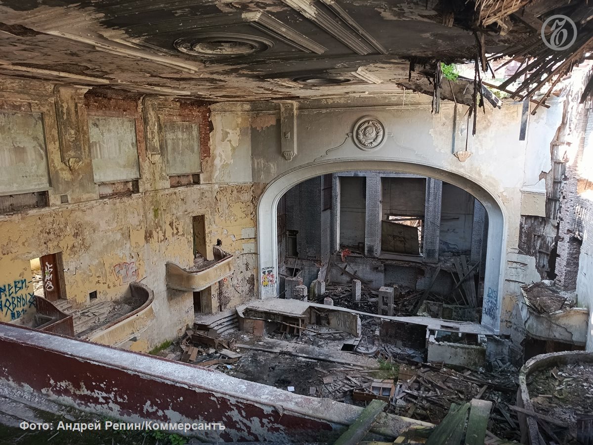 Срок завершения реконструкции ДК Ленина в Нижнем Новгороде перенесли с 2026 на 2028 год Снести здание для последующего восстановления планировали еще в 2024 году Теперь застройщик рассчитывает разобрать аварийный объект культурного наследия до марта 2026 года после чего начнется строительство сообщили Ъ Приволжье в региональном минимущества Здание и его главные фасады будут восстанавливать в прежних архитектурных решениях Также инвестор обязуется сберечь его внешний вид и сохранившиеся элементы интерьера На временное хранение уже перевезли мозаичное панно его затем установят на историческое место в холле 80 площадей здания должны стать жилыми Подписывайтесь на Ъ Приволжье