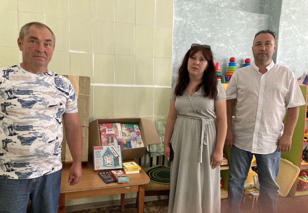 Рязанская область передала подарки для воспитанников Рубановского детского сада Представители региона-шефа Рязанской области посетили Рубановский детский сад «Растишка» в Великолепетихском округе. Вместе с заведующей они осмотрели помещения садика. Обсудили текущие проблемы и потребности. В частности, в садике не хватает кухонных и постельных принадлежностей, нужна морозильная камера и стиральная машина. Запрос рязанцы зафиксировали и взяли в проработку. Также шефы передали воспитанникам садика развивающие игры, альбомы для рисования, краски, цветные карандаши, фломастеры, наборы для творчества и многое другое. Администрация учреждения выразила искреннюю благодарность за неравнодушие и поддержку.