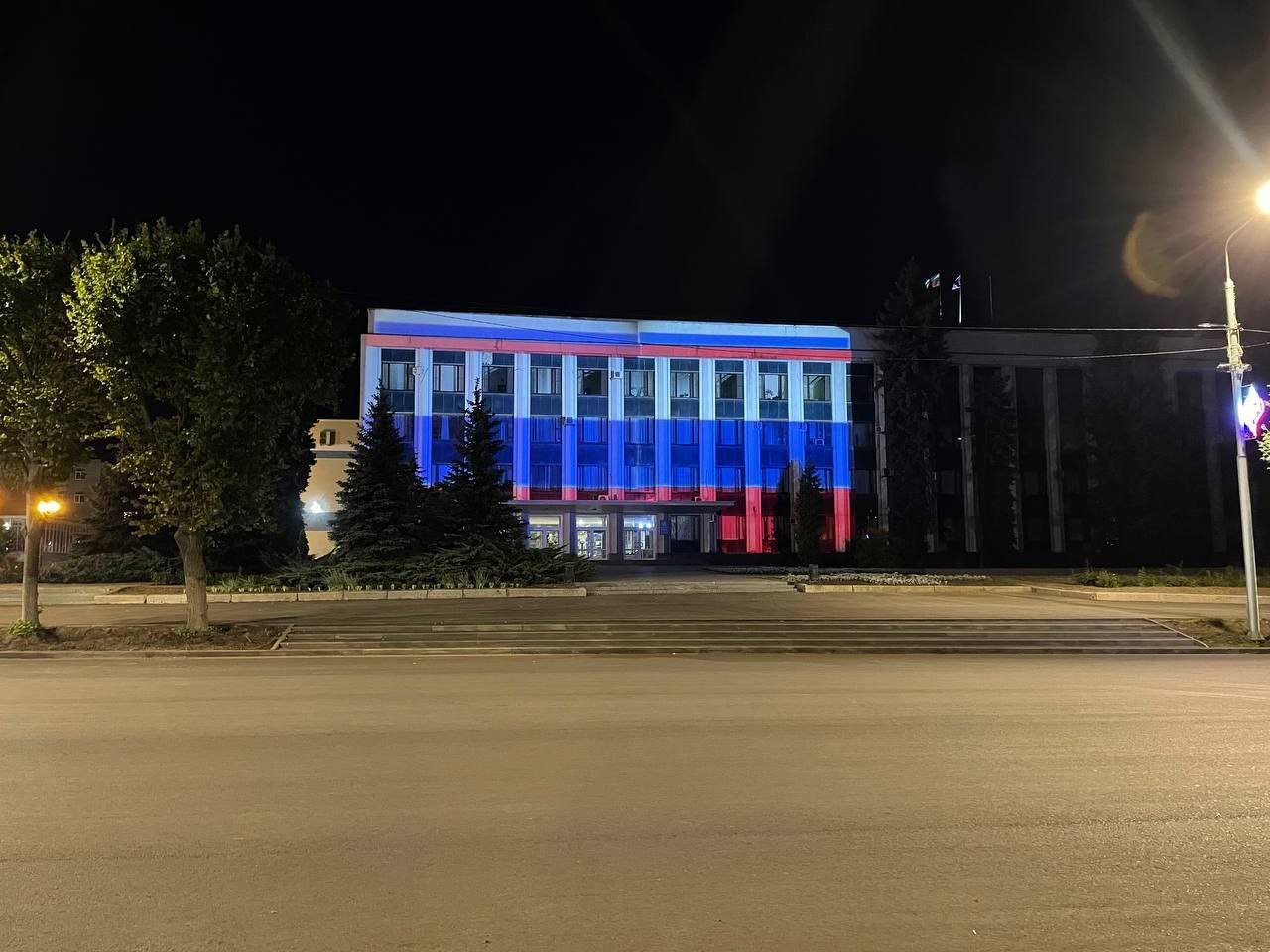 Луганскгорсвет установил 200 светодиодных флагов на опорах внешнего освещения вдоль центральных улиц Об этом сообщили в муниципальном предприятии Также к празднованию Дня Луганска горожан ждёт приятное событие открытие светящегося многоярусного фонтана который находится неподалёку от сквера посвящённого Борцам Революции и краеведческого музея Кроме праздничной подготовки города Луганскгорсвет продолжает выполнять плановые и аварийные работы на сетях внешнего освещения newregions