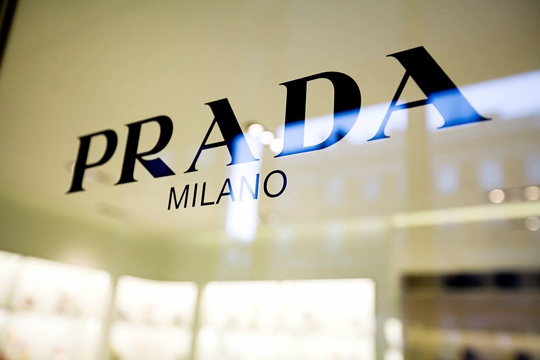 Итальянский дом моды Prada SpA рассматривает возможность покупки бренда Versace, сообщила Il Sole 24 Ore со ссылкой на источники.