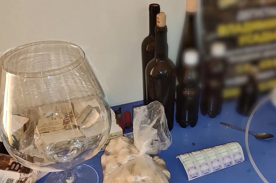 К мазуту больше всего подходит паленая чача. Еще до начала летнего сезона полиция изъяла более 150 тонн контрафактного алкоголя на курортах Кубани. Чаще всего подделывали вино, чачу, коньяк и виски. Их производили в подпольных цехах Краснодарского края, а также ввозились из соседних регионов и республик Северного Кавказа. «Ежегодно в Краснодарский край съезжаются миллионы туристов со всей страны. В курортных городах местные дельцы предлагают отдыхающим алкоголь неизвестного происхождения из этилового спирта, красителей и ароматизаторов под видом лучших кубанских натуральных вин», - уточнили в МВД. Естественно, такой контрафакт чрезвычайно опасен для здоровья. Как и мазут. Подробнее на ТурДоме.