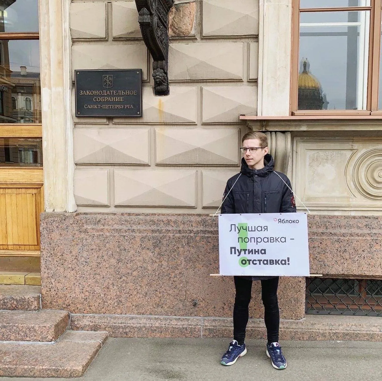 Журналиста Парни Вадима Ваганова объявили в федеральный розыск Вадим Ваганов сообщил SOTAvision что сегодня его объявили в федеральный розыск Точная уголовная статья еще неизвестна На текущий день на него также составлено пять административных штрафов за неисполнение обязанностей иностранного агента и шесть штрафов за ЛГБТ пропаганду Предполагаю что это как раз связано либо с нарушением законодательства об иностранных агентах либо с экстремистской статьей из за моей профессиональной деятельности Скоро с адвокатом выясню этот момент сообщил Ваганов Минюст внес Вадима Ваганова в реестр иностранных агентов 22 ноября 2024 года Позже в апреле 2025 года ведомство впервые назвало конкретного гражданина участником Международного движения ЛГБТ им оказался Ваганов Фото соцсети Вадима Ваганова
