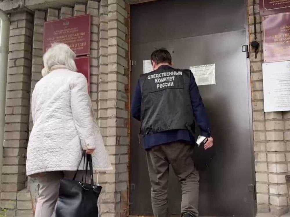Экс-ректора СГМУ Горбатову подозревают в присвоении миллиона рублей Любовь Горбатова приведена на допрос. Сейчас она даёт показания в следственном комитете. Процессуальный статус бывшего ректора — подозреваемая. Напомним, утро началось для Горбатовой с обысков, которые проходили в рамках ряда уголовных дел экономического характера, возбужденных по материалам спецслужб. В том числе и статьи 160 УК РФ «Присвоение или растрата». Фото СК