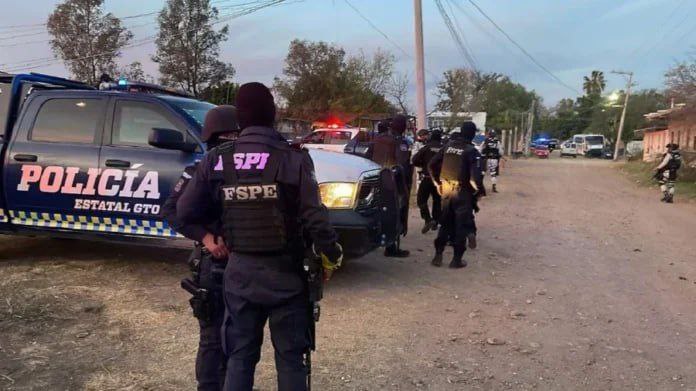 Футбольный матч закончился расстрелом болельщиков в Мексике Во время любительской игры к стадиону подъехали два пикапа из которых вышли вооруженные мужчины и открыли огонь по игрокам и зрителям Погибли 11 человек на трибунах и поле нашли около сотни гильз Выстрелы были слышны даже в соседнем городе Ирапуато в 15 километрах от места трагедии  Нападавшие скрылись власти начали масштабную операцию по их поиску rusputnikmd 2