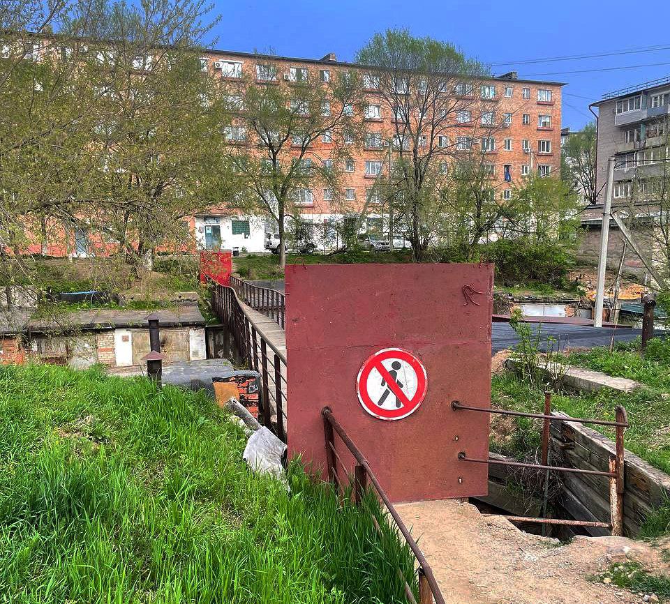 Пешеходный мостик в районе улицы Братская, 29 в АртёмГРЭСе был закрыт из соображений безопасности жителей. Данное сооружение является аварийным. Его судьба - ремонт или демонтаж - будет определена после обследования специалистами.