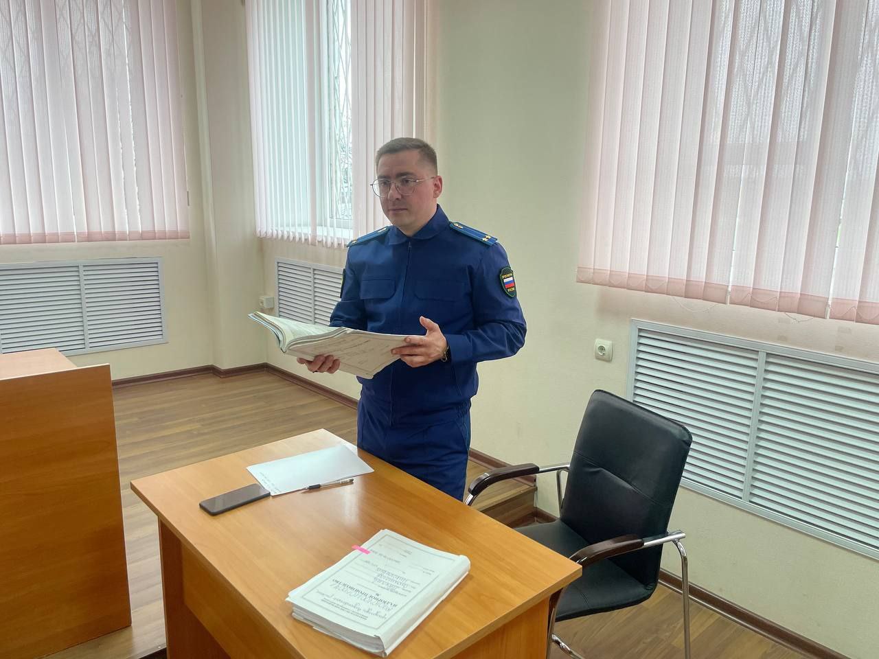 В Андроповском округе вынесен приговор по уголовному делу о разбое, совершенном в отношении 71-летней местной жительницы Прокуратурой Андроповского района поддержано государственное обвинение по уголовному делу в отношении двух жителей региона. Они признаны виновными в совершении преступления, предусмотренного ч. 3 ст. 162 УК РФ разбой . В суде установлено, что в декабре 2024 года двое жителей соседнего округа приехали в село Курсавка с целью совершения преступлений. Под видом продажи постельного белья мужчины незаконно проникли в дом к пожилой женщине и, воспользовавшись тем, что пенсионерка не может самостоятельно передвигаться, совершили разбойное нападение, похитив принадлежащие ей денежные средства. С учетом позиции государственного обвинителя суд назначил одному из подсудимых наказание в виде 8 лет 6 месяцев лишения свободы с отбыванием в исправительной колонии особого режима. Второму подсудимому назначено наказание в виде 8 лет лишения свободы с отбыванием в исправительной колонии строгого режима. Приговор не вступил в законную силу.