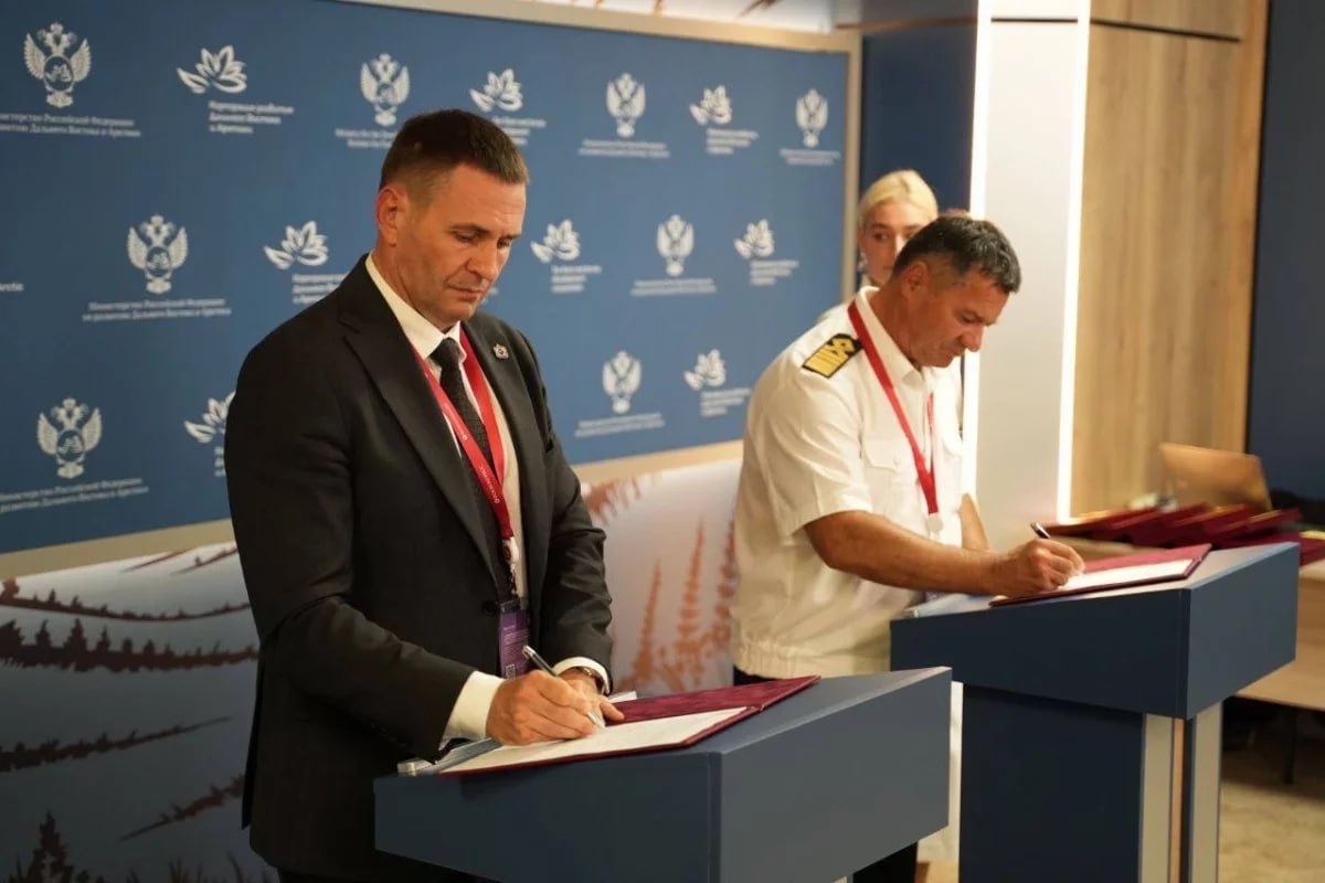 Хабаровский край открывает новые транспортные горизонты Губернатор Дмитрий Демешин предложил свежие логистические решения для Арктики и Азиатско Тихоокеанского региона На заседании Морской коллегии глава региона заявил о готовности края стать ключевым звеном в международных перевозках Предложены два НОВЫХ маршрута Суда морского класса до Николаевска на Амуре далее по Амуру в регионы ДФО и Китай Морские порты Ванино и Советская Гавань как хабы для доставки грузов по ДФО и в северные провинции КНР морской ж д Эти инициативы значительно усилят логистический потенциал региона Хабаровск Дальний Восток в MAX Делись новостью