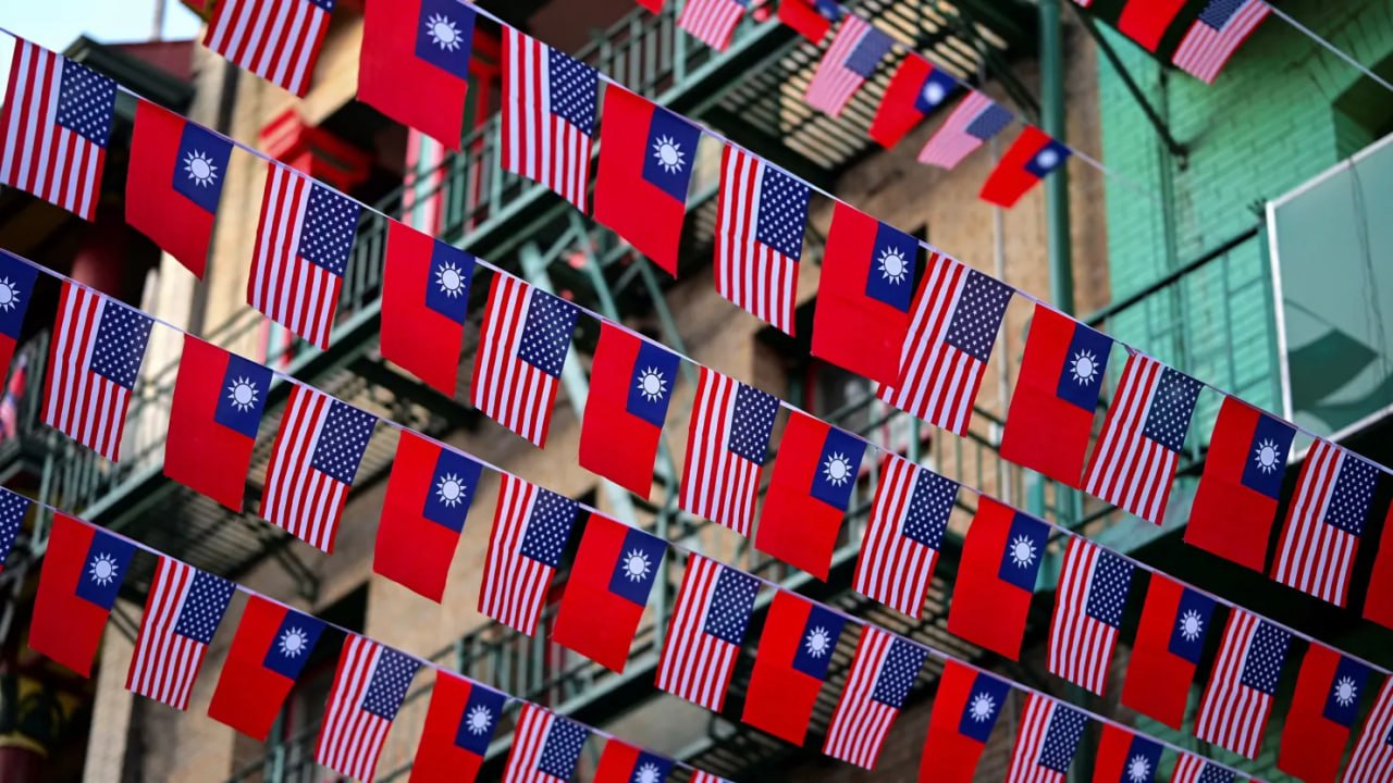 США подписали торговое соглашение с Тайванем снизив пошлины до 15 а Тайбэй намерен увеличить закупки американских товаров В рамках торгового соглашения Вашингтон снизит пошлины на тайваньский экспорт до 15 Взамен Тайвань отменит или снизит 99 тарифных барьеров на американские товары а также предоставит преференциальный доступ на рынок для американского промышленного и сельскохозяйственного экспорта Тайвань также обязался закупить американские товары на сумму более 84 миллиардов долларов включая энергоносители и авиационную продукцию jkinvest news jkinvest