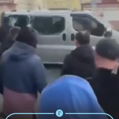 В Одессе жители помогли освободить людей из заблокированного микроавтобуса