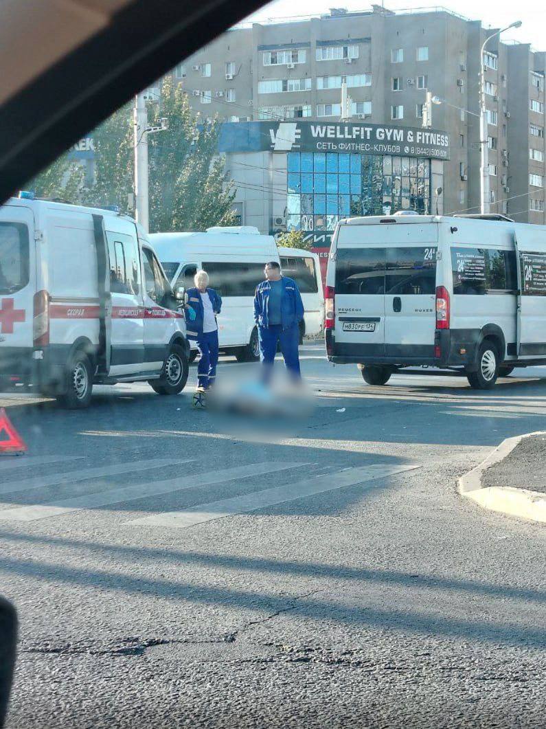 В Волжском водитель маршрутки насмерть сбил ребенка на самокате на пересечении улиц Мира и Оломоуцкая Девочка скончалась до приезда медиков Девочка лежала в крови кровь текла изо рта приехала скорая выбежали достали носилки потом произошла пауза и они сказали что девочка умерла рассказали очевидцы о первых минутах трагедии