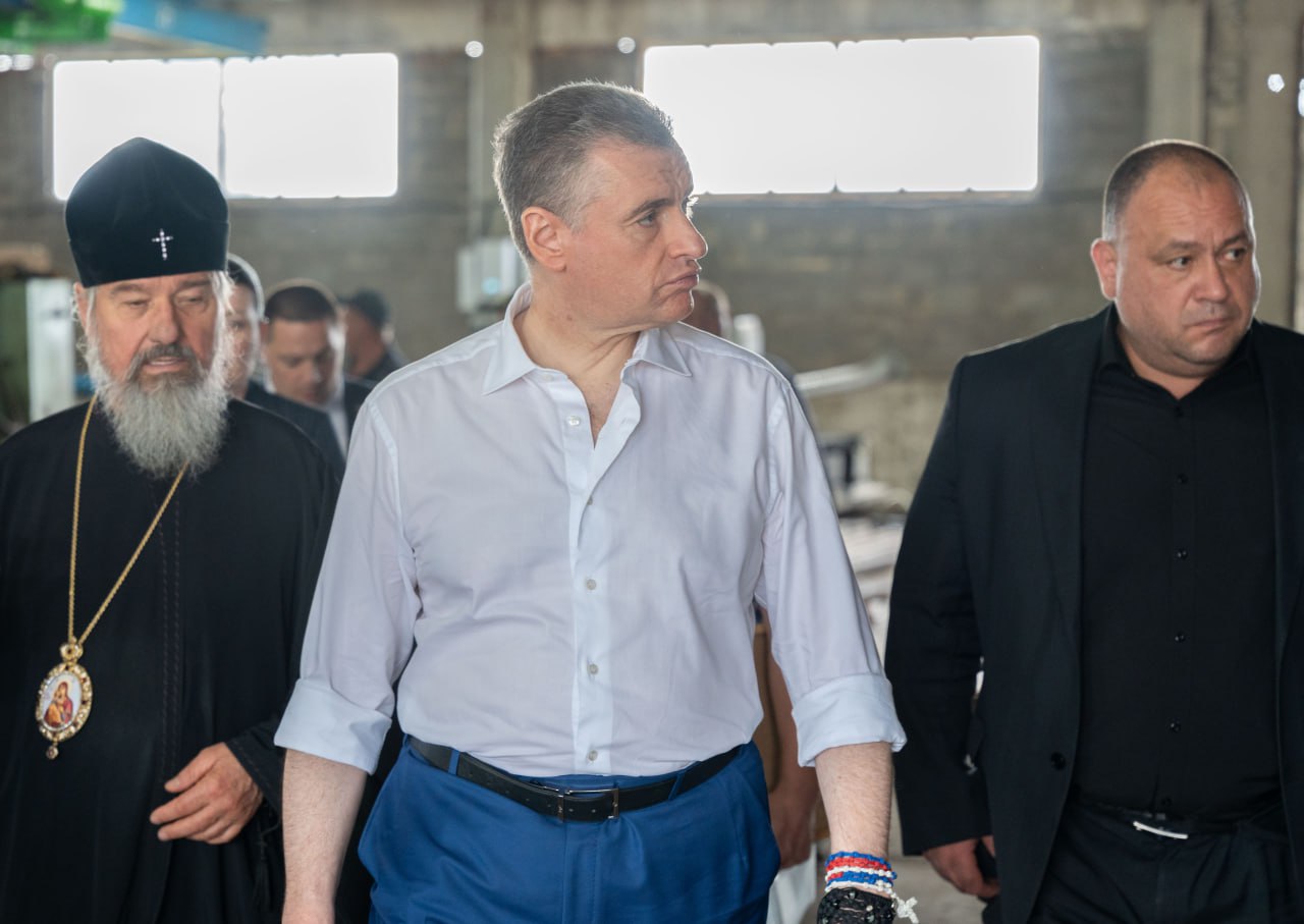 Председатель ЛДПР Леонид Слуцкий посетил Мариуполь Лидер партии вместе с координатором ЛДПР в ДНР Андреем Крамаром и делегацией парламентариев Государственной Думы встретился с главой Мариуполя Антоном Кольцовым, посетил производственные мощности компании, успешно освоившей импортозамещающий выпуск продукции машиностроения, побывал в городском Центре детского и юношеского творчества, над которым отныне будет шефствовать ЛДПР, а также вознес молитву за русских воинов в Свято-Николаевском соборе Мариуполя. По словам Леонида Слуцкого, ЛДПР уделяет особое внимание проблемам, нуждам и чаяниям жителей Донбасса и Новороссии. Представляющие партию народные избранники трудятся в муниципальных и региональных органах представительной власти, проводят регулярные встречи с горожанами и сельчанами, принимают обращения и помогают решать вопросы, связанные с документами, пенсиями, выплатами, трудоустройством и медицинской помощью. «Наша общая задача – вместе с вами плечом к плечу восстановить прекрасный Мариуполь, его храмы, больницы, школы, детские сады и театры. Так же, как восстанавливаются другие города и сёла, пострадавшие от атак боевиков ВСУ, – обозначил Председатель ЛДПР. – Наши самые главные цели будут достигнуты – Победа в специальной военной операции и обеспечение устойчивого развития нашей страны».