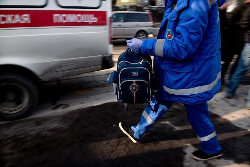 В Соболевском районе Камчатки рыбак лишился пальцев при постановке невода На Камчатке суд взыскал с предприятия 400 тысяч рублей в пользу работника который получил производственную травму при постановке невода сообщили РАИ КАМЧАТКА ИНФОРМ в прокуратуре региона В июне 2024 года при постановке невода 48 летний бригадир прибрежного лова получил травму руки в результате которой лишился пальцев Согласно заключению экспертизы общая утрата работоспособности составила не менее 30 Прокуратура предъявила в интересах пострадавшего иск о взыскании с ООО Скит компенсации морального вреда в связи с получением производственной травмы Усть Большерецкий суд иск удовлетворил взыскав с предприятия 400 тысяч рублей Решение в законную силу не вступило КАМЧАТКА ИНФОРМ новости Камчатки в Telegram Фоторепортажи и эксклюзивные материалы на kamchatinfo com НАПИСАТЬ НАМ